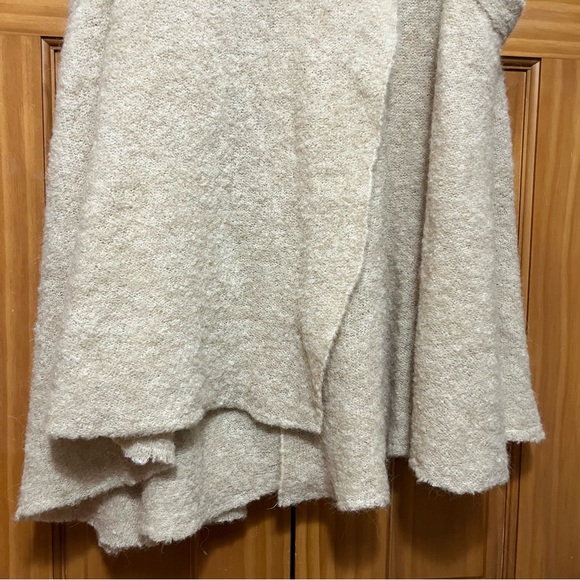 Free People Stand And Deliver Wool Alpaca
Blend Cape Sweater Vest Size Medium - Picture 6 of 12